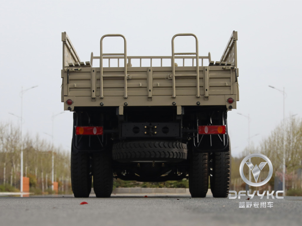 4x2越野小费卡车|康明斯B190 33（140kW）| 10T后轴| 300L燃油箱