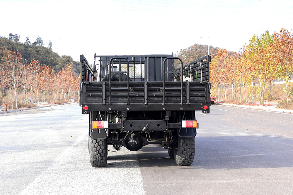 东风EQ2102越野车_190马力3.5T三轴六轮驱动黑货整车_全轮驱动EQ2102G出口专用整车