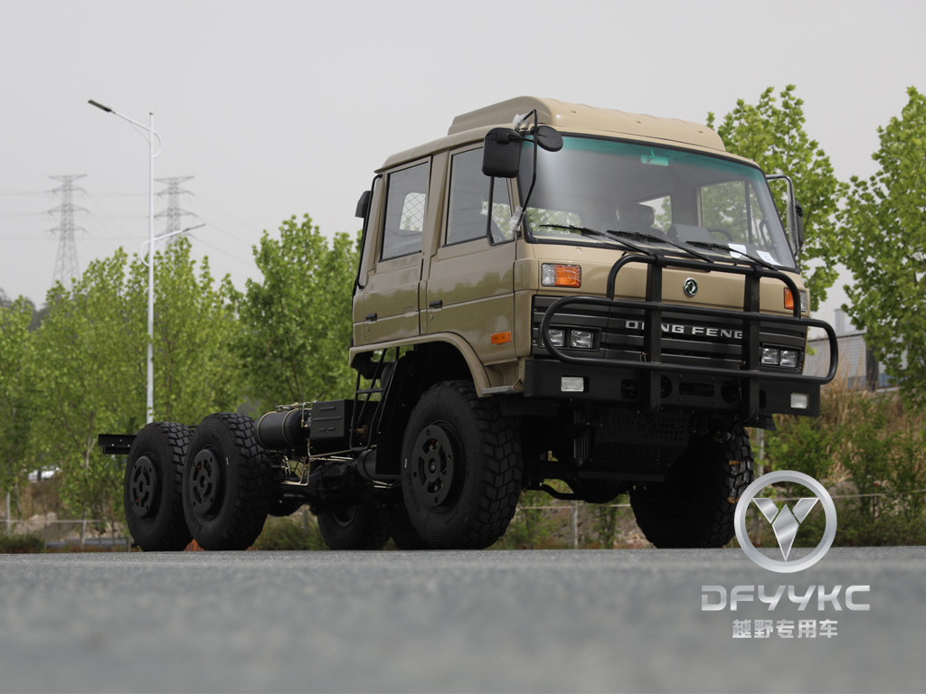 Donggfeng EQ2102N越野卡车底盘 - 210hp双行沙漠货物整车 |导出模型|带有篷布的空调