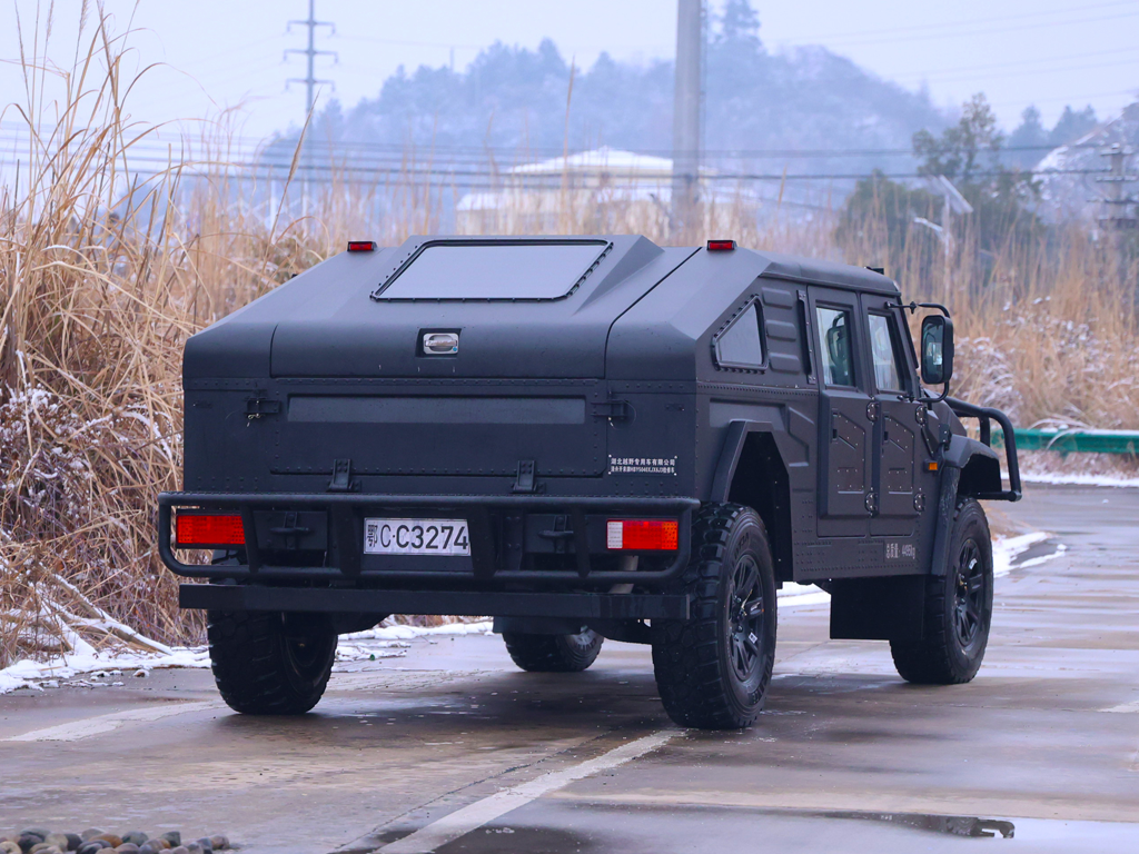 东风猛狮6吨四驱M50硬派越野车 